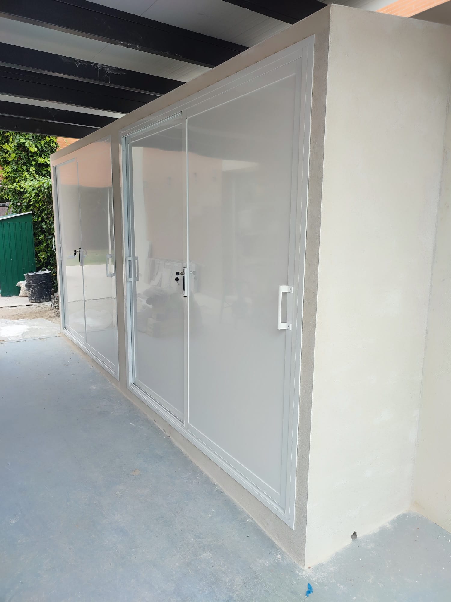 Cerramiento de Aluminio con Puerta Corredera